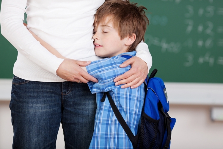 Çocuğunuzun okul fobisinin nedeni anne olabilir!